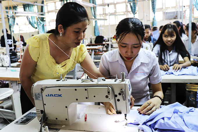 Đào tạo nghề may tại Trường Trung cấp Nghề Diên Khánh.